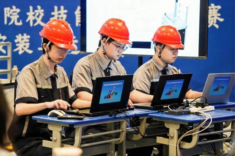 机电学子在2025年世界职业院校技能大赛争夺赛机电设备安装与运维赛道